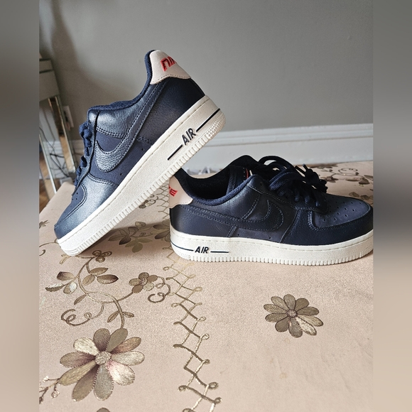 Nike Women's Sneakers in Navy and White - Picture 2 of 7